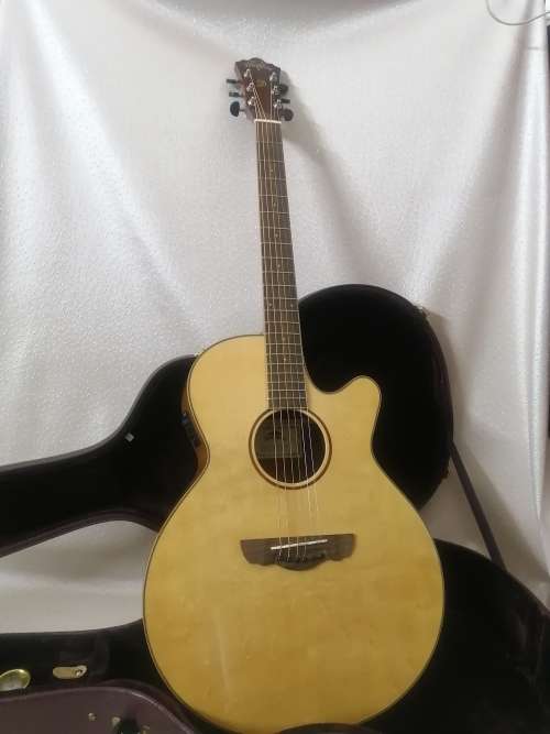 Exquisite Dreambow Electric Acoustic Guitar In a Leather Bound Temperature Controled Case