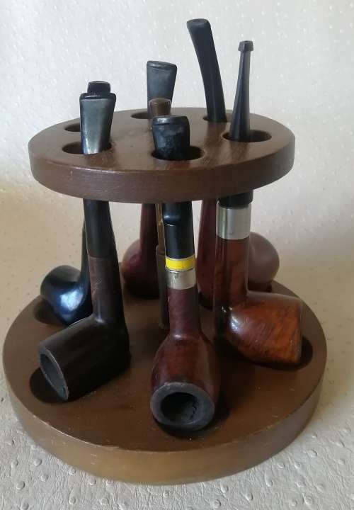 Magnificent Pipe Stand and Valuable Pipe Set