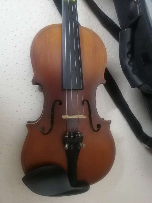 Stunning Sonata JYVL-E901 3/4 Violin (Complete with case and bow)