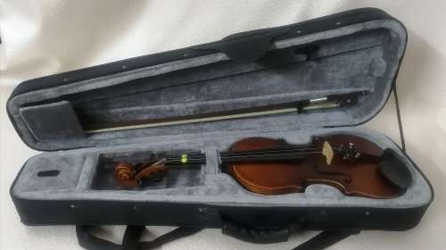 Stunning Sonata JYVL-E901 3/4 Violin (Complete with case and bow)