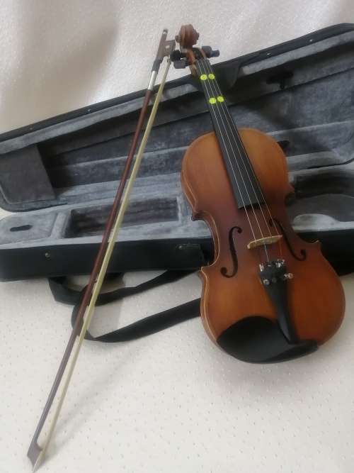 Stunning Sonata JYVL-E901 3/4 Violin (Complete with case and bow)