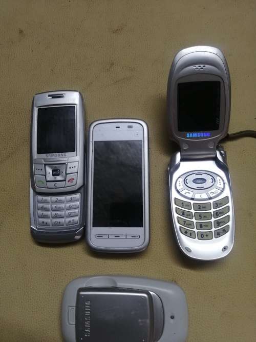 GROUP OF VINTAGE COLLECTABLE CELL PHONES