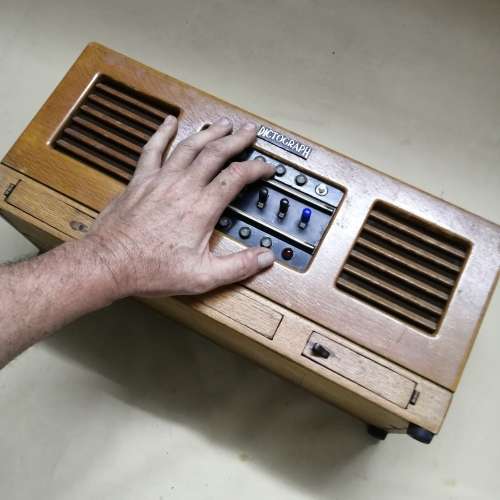 BEAUTIFUL VINTAGE DICTOGRAPH IN A STUNNING SOLID WOOD CASE WITH DRAWERS