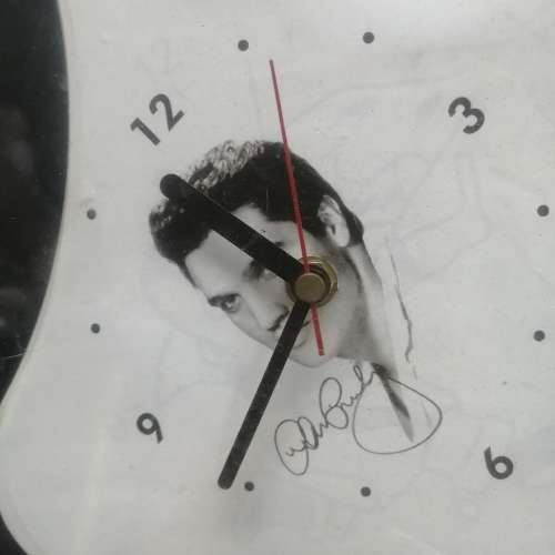 BEAUTIFUL ELVIS PRESLEY WALL CLOCK