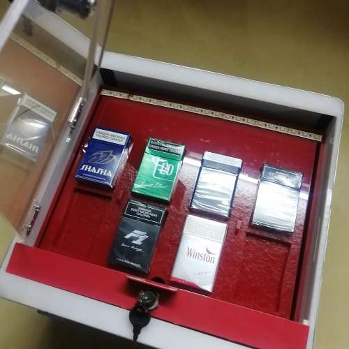 Lockable light box cigarette display case with all keys