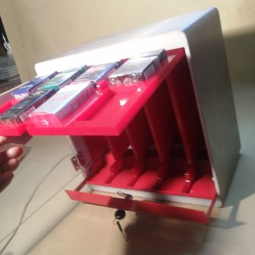 Lockable light box cigarette display case with all keys