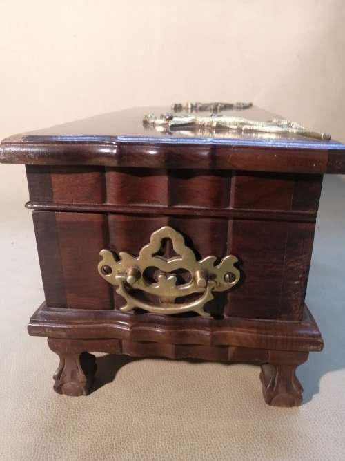 MAGNIFICENT!!!! SOLID STINKWOOD BALL AND CLAW JEWELRY BOX