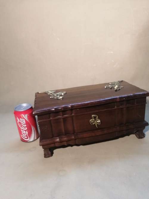 MAGNIFICENT!!!! SOLID STINKWOOD BALL AND CLAW JEWELRY BOX