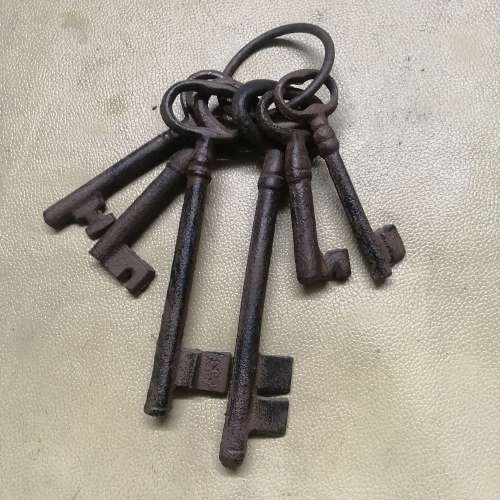 HIGHLY COLLECTABLE BUNCH OF CAST IRON KEYS