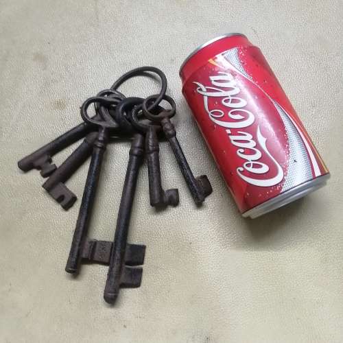 HIGHLY COLLECTABLE BUNCH OF CAST IRON KEYS