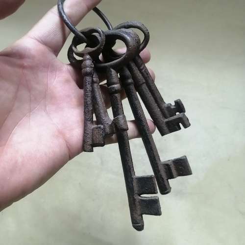 HIGHLY COLLECTABLE BUNCH OF CAST IRON KEYS