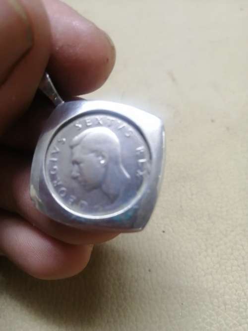 925 STERLING SILVER PENDANT WITH A 1951 ONE SHILLING GEORGE VI COIN MOUNTED