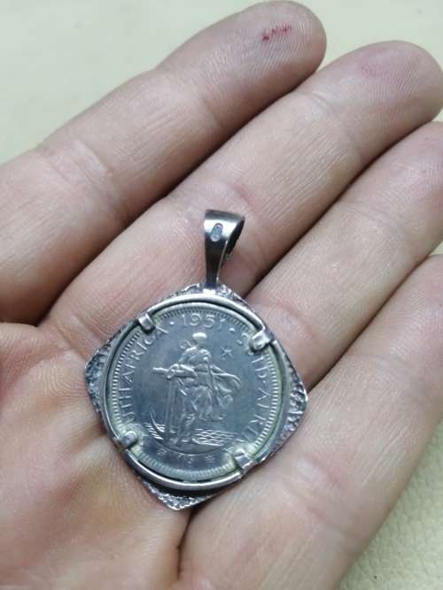 925 STERLING SILVER PENDANT WITH A 1951 ONE SHILLING GEORGE VI COIN MOUNTED