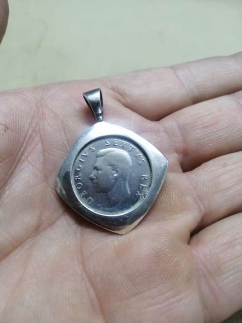 925 STERLING SILVER PENDANT WITH A 1951 ONE SHILLING GEORGE VI COIN MOUNTED