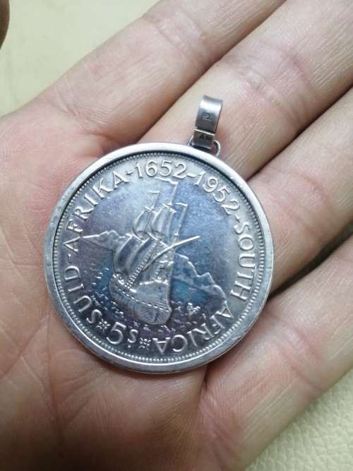 925 STERLING SILVER PENDANT WITH A 1952 FIVE SHILLING GEORGE VI COIN MOUNTED