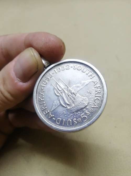 925 STERLING SILVER PENDANT WITH A 1952 FIVE SHILLING GEORGE VI COIN MOUNTED