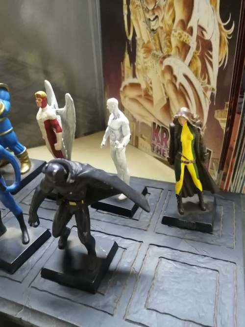 MARVEL LEAD FIGURINE COLLECTION & STAND WITH ALL THE BOOKS