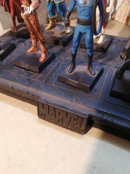 MARVEL LEAD FIGURINE COLLECTION & STAND WITH ALL THE BOOKS