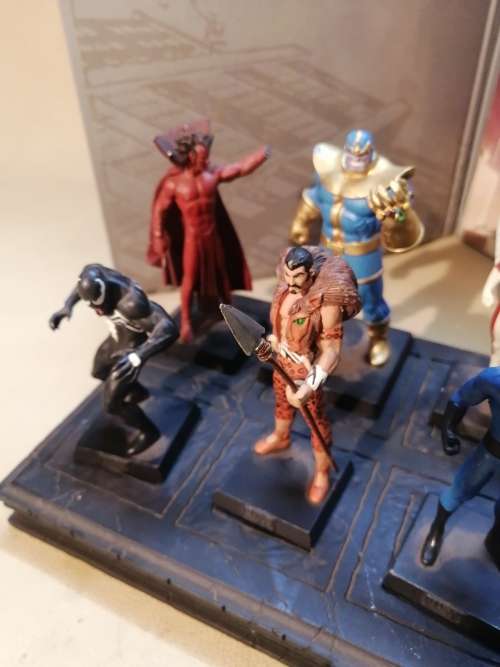 MARVEL LEAD FIGURINE COLLECTION & STAND WITH ALL THE BOOKS