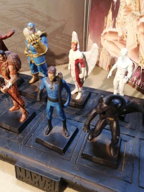 MARVEL LEAD FIGURINE COLLECTION & STAND WITH ALL THE BOOKS