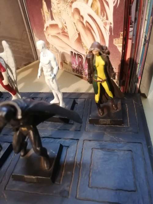 MARVEL LEAD FIGURINE COLLECTION & STAND WITH ALL THE BOOKS
