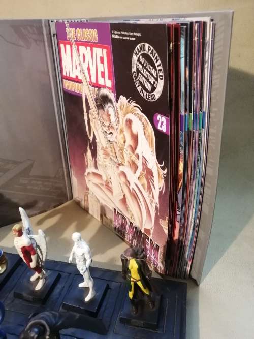 MARVEL LEAD FIGURINE COLLECTION & STAND WITH ALL THE BOOKS