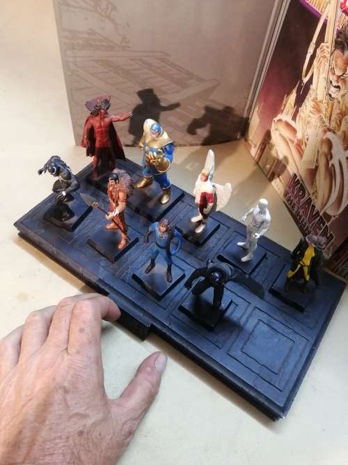 MARVEL LEAD FIGURINE COLLECTION & STAND WITH ALL THE BOOKS