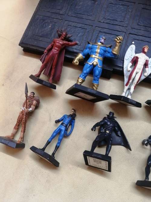 MARVEL LEAD FIGURINE COLLECTION & STAND WITH ALL THE BOOKS