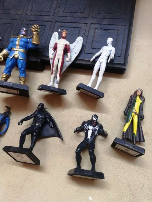 MARVEL LEAD FIGURINE COLLECTION & STAND WITH ALL THE BOOKS