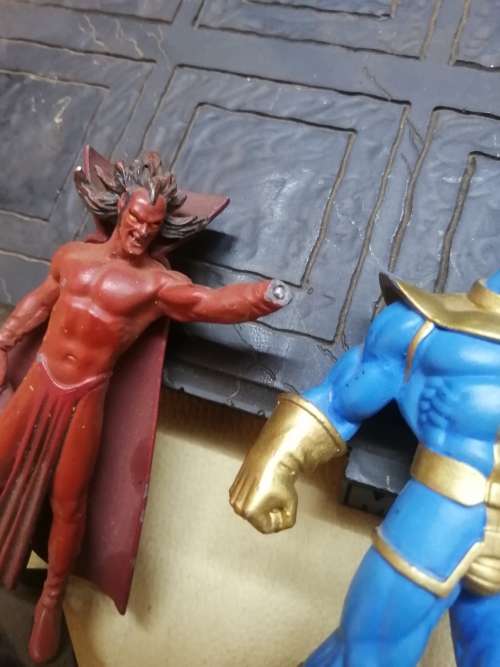 MARVEL LEAD FIGURINE COLLECTION & STAND WITH ALL THE BOOKS