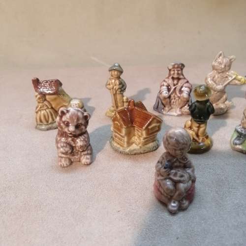 GROUP OF VINTAGE WADE WHIMSIES - 2 OF 5