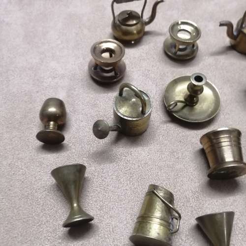 LARGE COLLECTION OF BRASS MINIATURE PRINTERS TRAY ITEMS