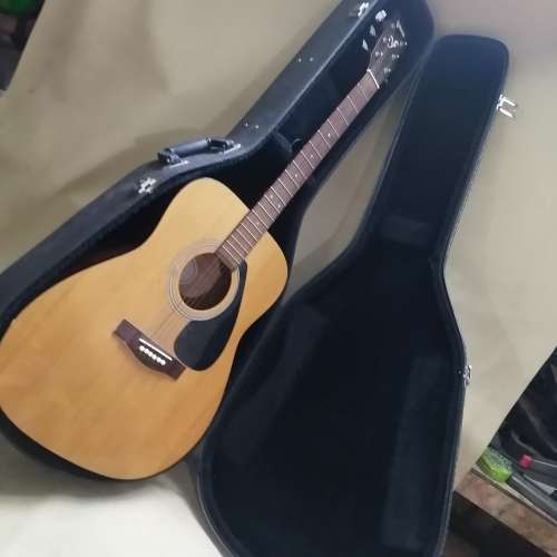 STUNNING FULL SIZE YAMAHA F330 ACOUSTIC GUITAR IN A BEAUTIFUL CASE