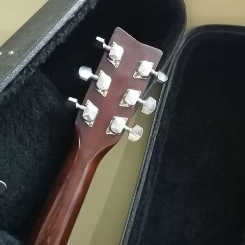 STUNNING FULL SIZE YAMAHA F330 ACOUSTIC GUITAR IN A BEAUTIFUL CASE
