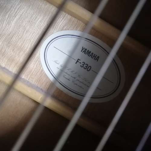 STUNNING FULL SIZE YAMAHA F330 ACOUSTIC GUITAR IN A BEAUTIFUL CASE