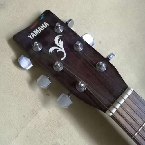 STUNNING FULL SIZE YAMAHA F330 ACOUSTIC GUITAR IN A BEAUTIFUL CASE