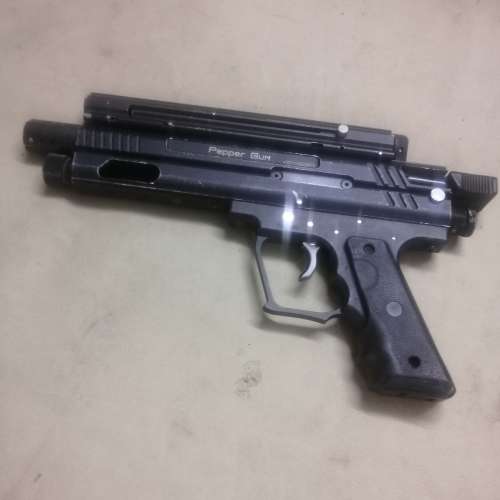 PEPPER GUN PISTOL FOR REPAIRS OR SPARES (LOOKS COMPLETE)