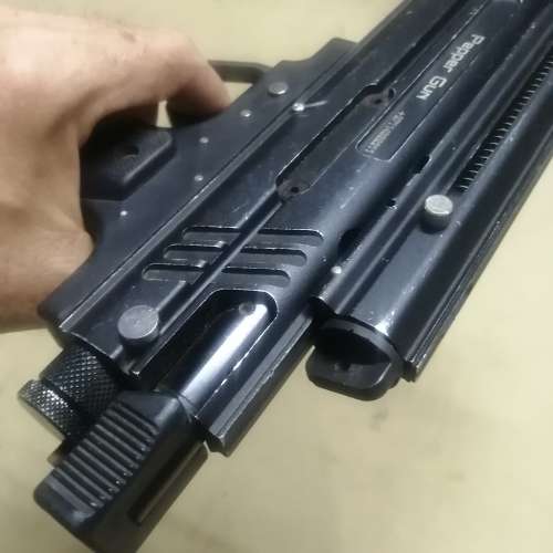 PEPPER GUN PISTOL FOR REPAIRS OR SPARES (LOOKS COMPLETE)