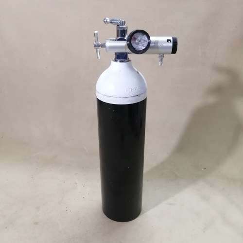 MEDICAL 3L OXYGEN CYLINDER COMPLETE WITH REGULATOR (LIKE NEW)