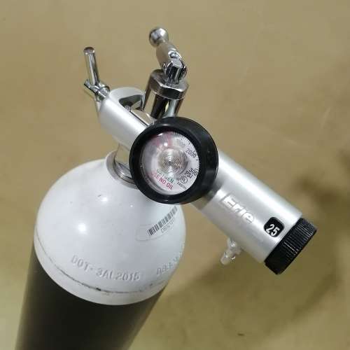 MEDICAL 3L OXYGEN CYLINDER COMPLETE WITH REGULATOR (LIKE NEW)