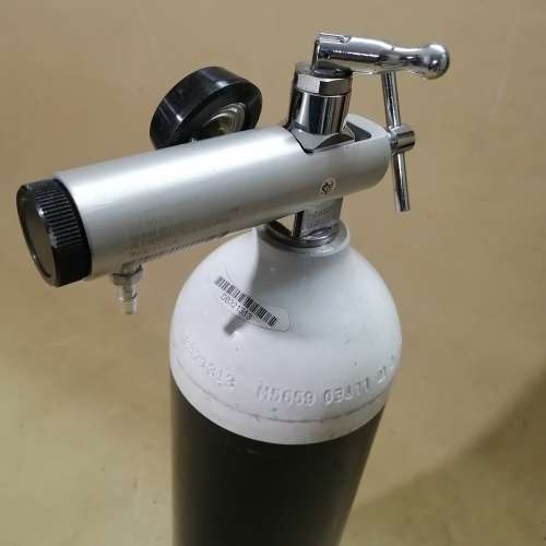 MEDICAL 3L OXYGEN CYLINDER COMPLETE WITH REGULATOR (LIKE NEW)