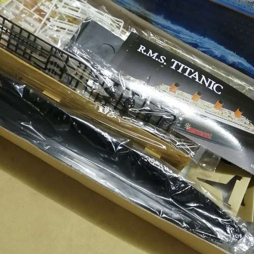 HUGE TITANIC 670MM UNOPENED MODEL FROM ACADEMY MODELS
