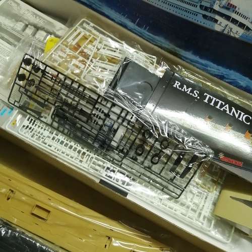 HUGE TITANIC 670MM UNOPENED MODEL FROM ACADEMY MODELS