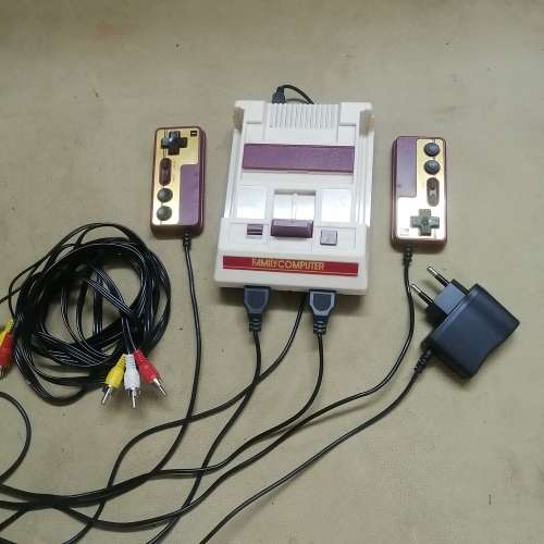 CUTE COMPLETE MINIATURE FAMILY COMPUTER TV GAME WITH 500 BUILT IN GAMES
