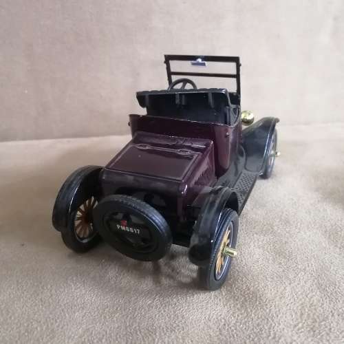 1925 MODEL T FORD RUNABOUT 1/24 DIE CAST - BY MOTO MAX