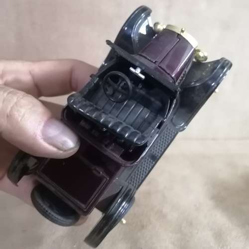 1925 MODEL T FORD RUNABOUT 1/24 DIE CAST - BY MOTO MAX