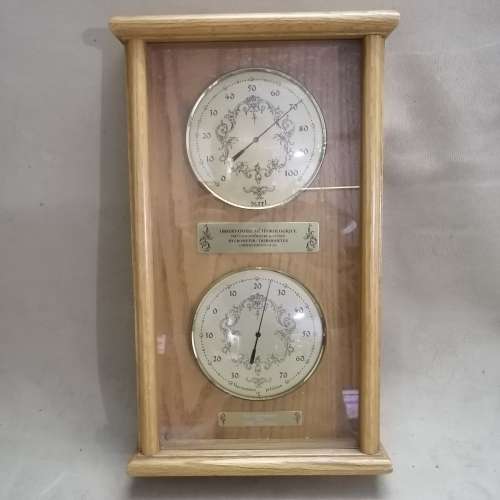 LIMITED EDITION (1 OF 500) VINTAGE HYGROMETER / THERMOMETER IN A BEAUTIFUL SOLID OAK CASE