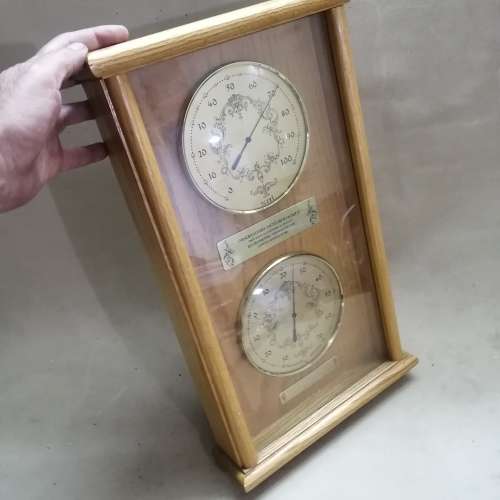 LIMITED EDITION (1 OF 500) VINTAGE HYGROMETER / THERMOMETER IN A BEAUTIFUL SOLID OAK CASE