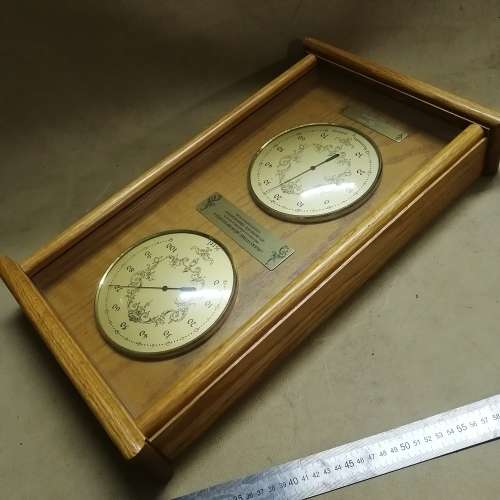 LIMITED EDITION (1 OF 500) VINTAGE HYGROMETER / THERMOMETER IN A BEAUTIFUL SOLID OAK CASE