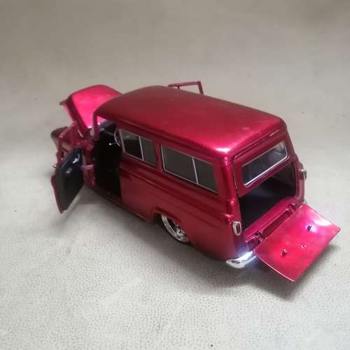 Jada Toys 1:24 1957 Chevy Suburban